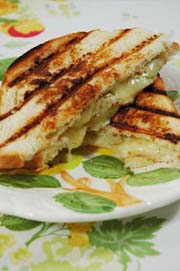 http://beyondwonderful.com/images/barbaras_blog/artichoke_gouda/sandwiches_artichoke_gouda_180x270.jpg