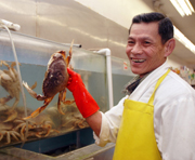 http://beyondwonderful.com/images/barbaras_blog/guido_fish_market/fish_monger_crab_180x148.jpg