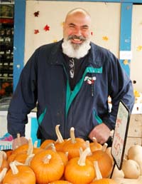 http://beyondwonderful.com/images/barbaras_blog/pumpkins_roast/dan_pumpkins_200x228.jpg