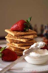 http://beyondwonderful.com/images/barbaras_blog/strawberries/strawberry_cheesecake_dip_170x254.jpg