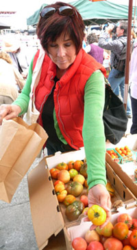 http://beyondwonderful.com/images/barbaras_blog/tomatoes_heirloom/barbara_fm_heirlooms_200x336.jpg